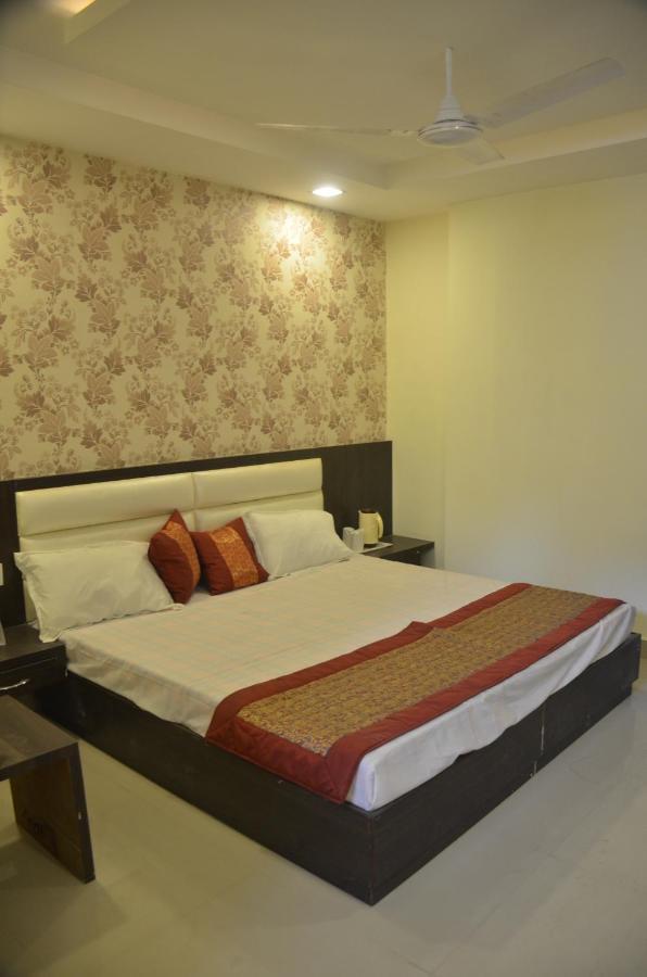 Hotel Krishna Galaxy Kānpur Exterior photo