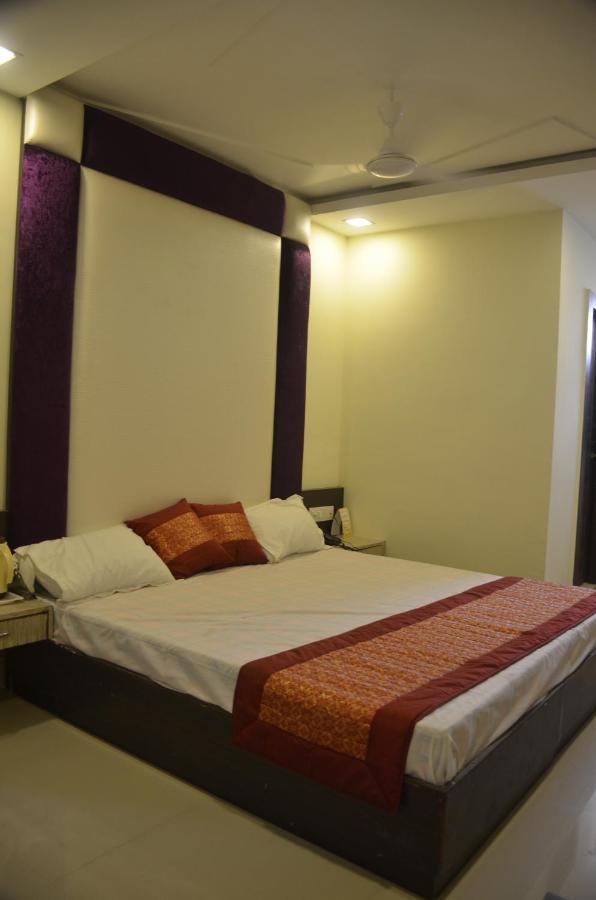 Hotel Krishna Galaxy Kānpur Exterior photo